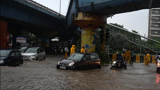 Navi Mumbai/ Thane/ Vasai: With heavy rains continuing through the day on Tuesday, over 1,700 people were evacuated from low-lying areas across the Mumbai Metropolitan Region (MMR). Several areas across the region were inundated even as operations remained suspended at factories inside the Maharashtra Industrial Development Corporation (MIDC) complex in Mahape. In Badlapur, a pedestrian bridge was washed away due to heavy rains while power supply was suspended in parts of Vasai-Virar as a precautionary measure. At least one person was killed while many others were rescued by fire brigade and disaster management personnel.