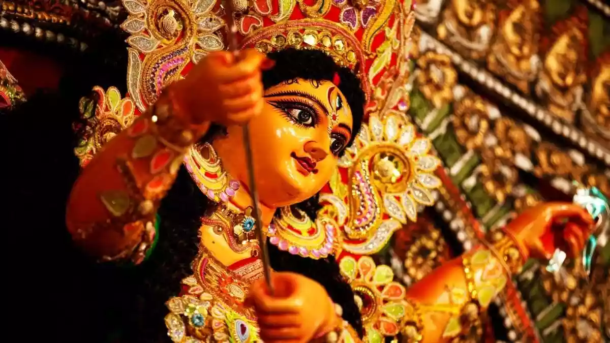 Navratri, the nine-day festival celebrating the strength and resilience of Goddess Durga, is being observed with full energy across the globe. Amid the festivities, a woman from Amritsar, Punjab, is being hailed online as a real-life Durga. Wondering why? A video, going viral again on the internet, shows the woman fearlessly confronting a robbery attempt.