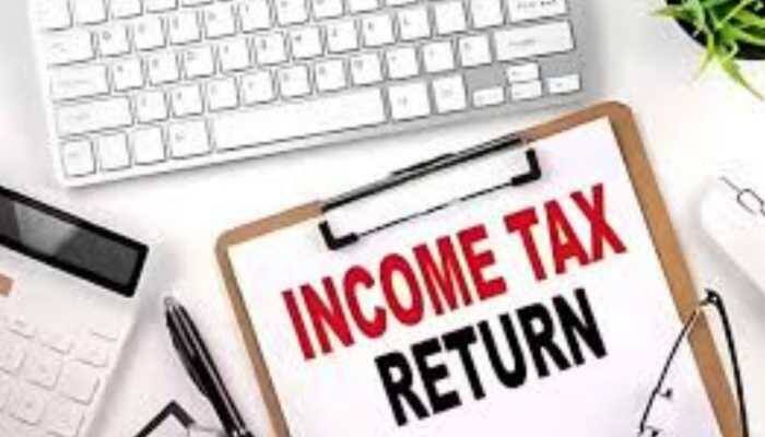 New Delhi: If you miss the original last date for filing your Income Tax Return (ITR), you face several financial consequences and restrictions. Filing a belated return—after the due date but before December 31, 2025—is permitted, but it comes with penalties and other drawbacks.