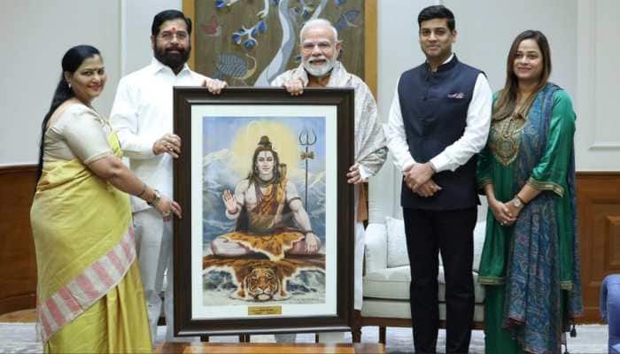 New Delhi: Maharashtra Deputy Chief Minister Eknath Shinde met Prime Minister Narendra Modi in Delhi on Wednesday, accompanied by his family. The meeting, which saw Shinde travel to the capital specifically for the occasion, included his wife Lata Shinde, his MP son Dr. Shrikant Shinde, and daughter-in-law Vrushali Shinde.