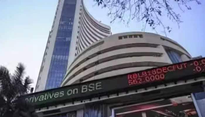 New Delhi: The Indian stock market ended in negative territory on Friday following selling in banking stocks and the broader market, after subdued Q1 earnings in the finance and IT sectors. Persistence FII outflows due to trade deal concerns have also played a role in dragging down markets.