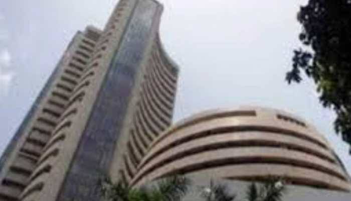 New Delhi: The Indian stock market ended sharply lower on Friday, July 11, as worries about global trade and a weak start to the quarterly earnings season put pressure on investors. The Sensex dropped by 690 points, or 0.83 percent, closing at 82,500.47. The Nifty 50 also fell, losing 205 points, or 0.81 percent, to finish at 25,149.85.