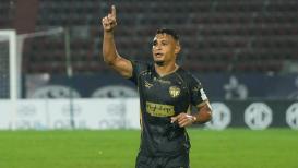 <h4>ISL: NorthEast United Cruise to 4-1 victory over Kerala Blasters in Guwahati</h4><h4>Highlanders kept track of every Blasters foray to