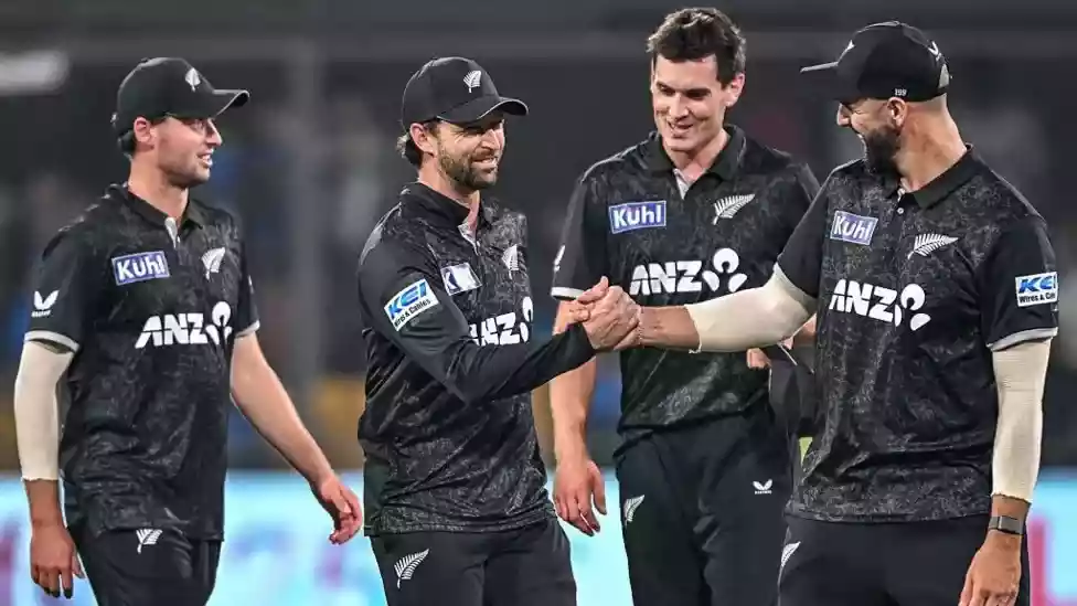 New Zealand 337-8 (50 overs): </b>Mitchell 137, Phillips 106; Arshdeep 3-63, Harshit 3-84 India 296 all out (46 overs):</b> Kohli 124