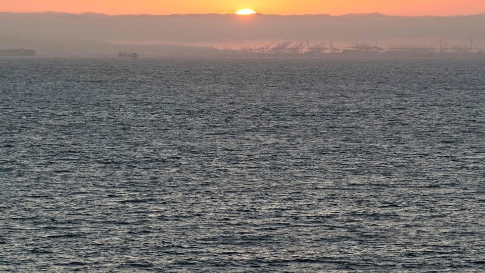 <h4>Oceans record highest-ever temperature as Super El Nino forms</h4> <h4>Copernicus expects the trend to continue