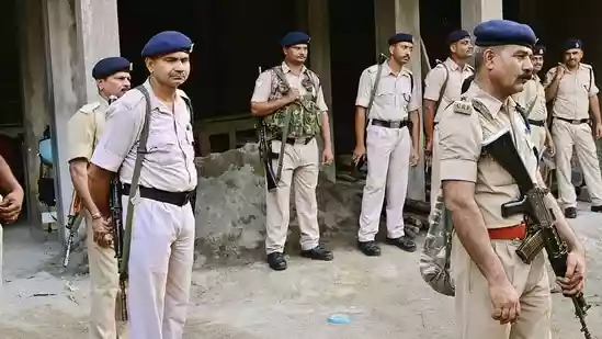 Odisha Youth Cong workers hurl eggs at cops while trying to gherao CM's home