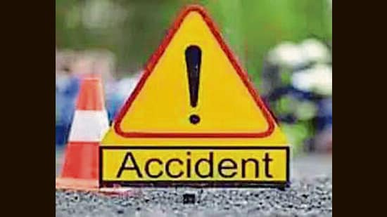 Officials were instructed to run a week-long anti-encroachment drive each month, relocate illegally parked carts to vending zones, and ensure tempos and taxis operate only from designated parking areas. To improve city traffic flow, divisional commissioner Roshan Jacob on Saturday emphasised the need for strict enforcement of traffic rules, noting that most road accidents occur due to a lack of awareness or disregard for these regulations.