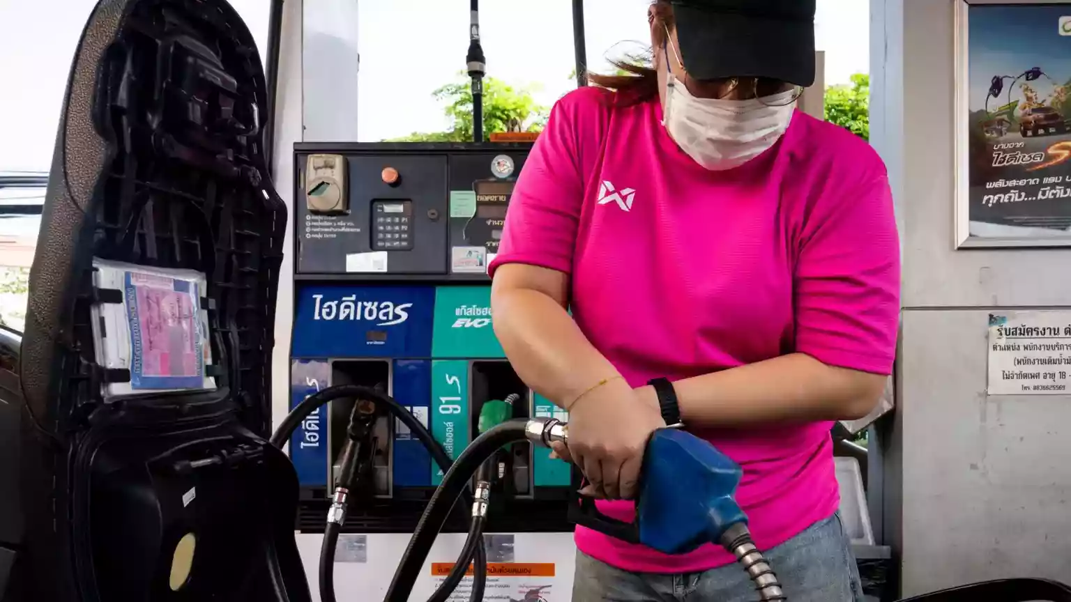 Oil prices plunge and shares jump on US-Iran ceasefire plan
