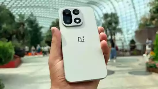 I've spent the past couple of weeks living with the OnePlus 15 in Delhi's mix of indoor calls, metro commutes, outdoor sunlight and late-night gaming sessions