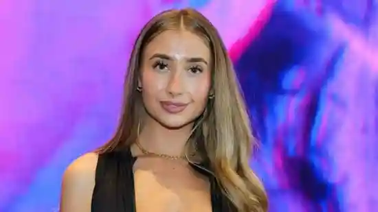 OnlyFans star Lily Phillips recently revealed a chilling stalking encounter with a stranger who turned up at her house at midnight. The adult content creator said she had briefly met the 24-year-old man a day before, but never expected him to appear at her doorstep around 12:30 am. Phillips noted that the chilling encounter has left her and her family scared, prompting concerns about her safety.OnlyFans star Lily Phillips recently revealed a chilling stalking encounter with a stranger who turned up at her house at midnight. The adult content creator said she had briefly met the 24-year-old man a day before, but never expected him to appear at her doorstep around 12:30 am. Phillips noted that the chilling encounter has left her and her family scared, prompting concerns about her safety.