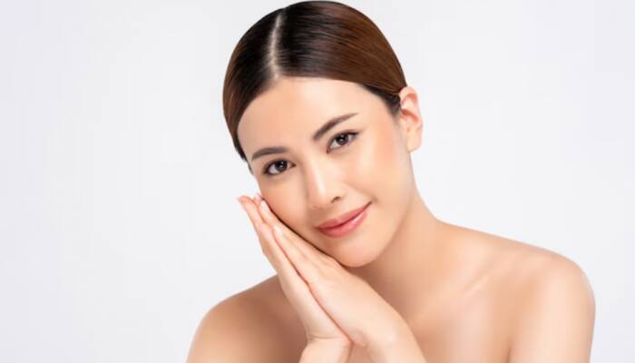 Open pores are a common skincare concern, especially for those with oily or combination skin. They not only affect your skin's texture but can also lead to acne, blackheads, and an uneven complexion. While it's impossible to eliminate pores completely (as they're a natural part of the skin), certain face packs can help tighten them and reduce their visibility.