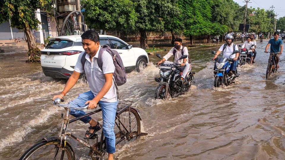 <h4>Orange alert as rain leaves Gurugram waterlogged; disrupts traffic</h4><h4>The Sector 52A market was among the most affected areas