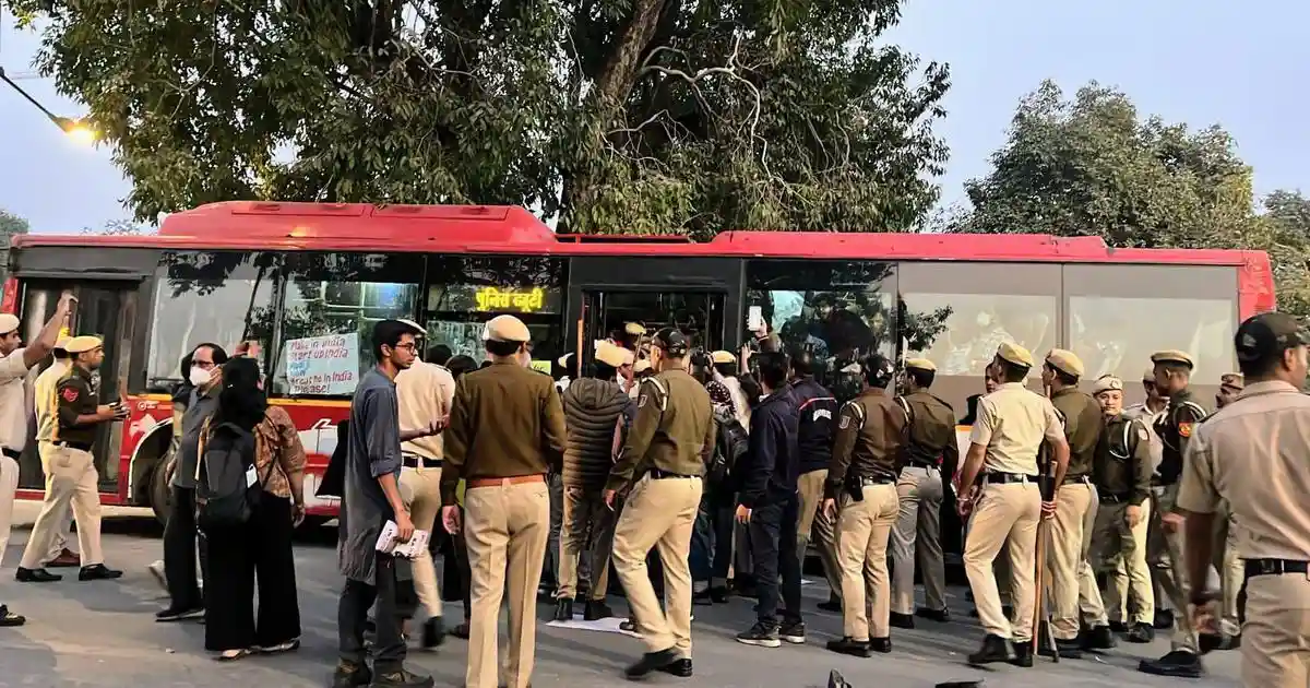 Organisers of Delhi protest against air pollution allege police pressured them to call off stir