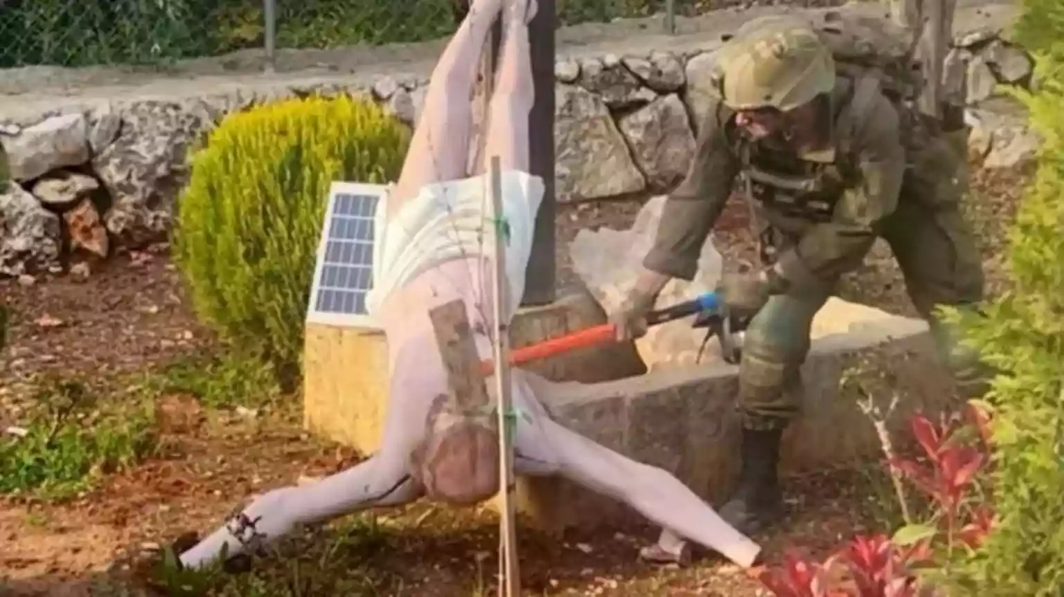 An image of an Israeli soldier apparently hitting a statue of Jesus with a sledgehammer in southern Lebanon has prompted widespread condemnation after being