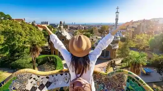 Outside Brown's Hotel in London a doorman in a smart coat and top hat escorts guests to their taxis. Inside, the fanciest suite goes for over £6,000 ($8,100) per night. The bar serves delicious cocktails for £26. Judging by the crowded lobby, there is no shortage of visitors happy to pay for that sort of pampering.Outside Brown's Hotel in London a doorman in a smart coat and top hat escorts guests to their taxis. Inside, the fanciest suite goes for over £6,000 ($8,100) per night. The bar serves delicious cocktails for £26. Judging by the crowded lobby, there is no shortage of visitors happy to pay for that sort of pampering.There is a divide in the luxury industry today. Economic uncertainty  things