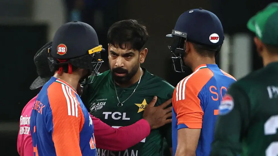 Pakistan 171-5 (20 overs): </b>Farhan 58 (45); Dube 2-33 India 174-4 (18.5 overs): </b>Abhishek 74 (39), Gill 47 (28); Rauf 2-26 India and Pakistan's players did not shake hands again as India comfortably won the sides' feisty second meeting at the Asia Cup by six wickets in Dubai.</b>