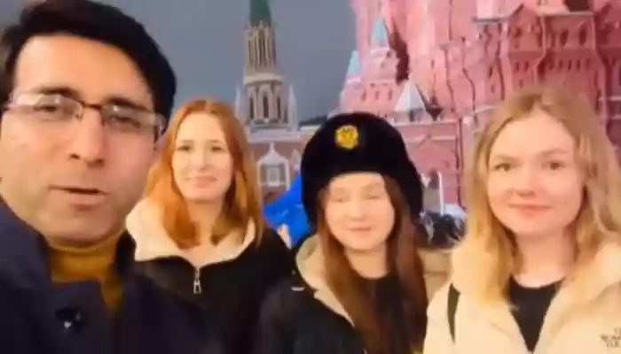 All three Russian girls laughingly replied “India” when asked. Reacting to their answer, the vlogger joked, “Here you go, people of India
