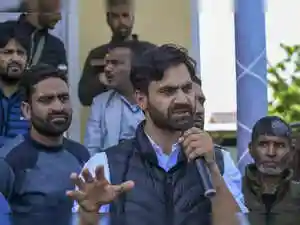 PDP MLA Waheed Para voiced serious concerns regarding security for political leaders in Kashmir. He highlighted the eviction of Mehbooba Mufti from her