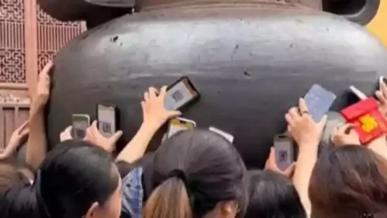 A temple in China has become the site for a unique intermingling of age-old beliefs and modern technology. A viral video shows the devotees at the Lingyin