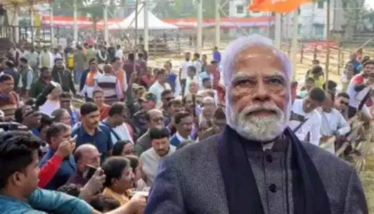 Prime Minister Narendra Modi's helicopter returned to Kolkata on Saturday after dense fog reduced visibility and stopped it from landing at the Taherpur