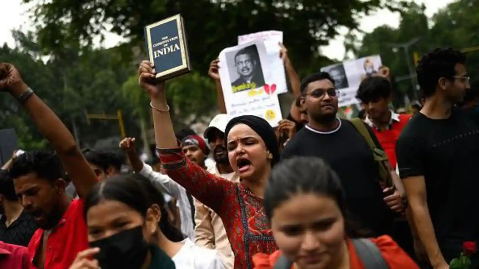 Police block thousands of