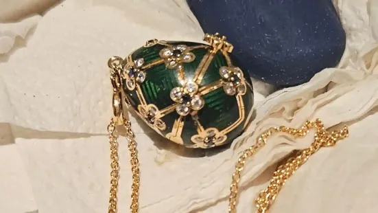 A diamond-studded locket swallowed by a New Zealand man who tried to steal it has been 