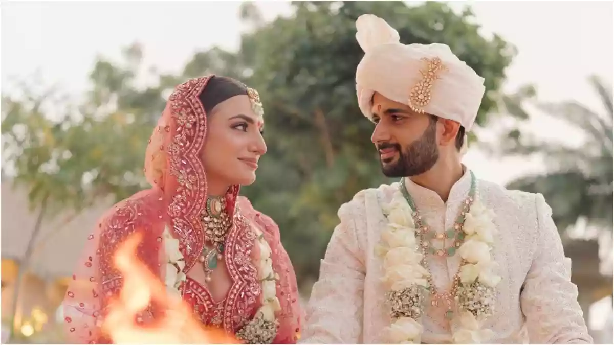 Congratulations are in order as singer Prakriti Kakar has tied the knot with entrepreneur Vinay Anand in a beautiful, intimate wedding ceremony at Fort Barwara
