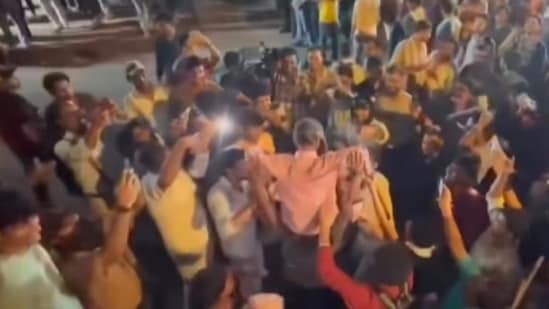 <h4>‘Preeti Gupta kaha hai? Aapka bacha yaha hai’: Hundreds rally to help little boy find mother at CJP protest</h4><h4>A crowd at the