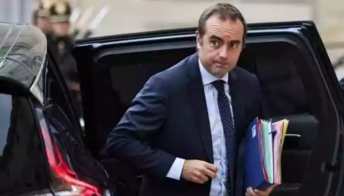 President Emmanuel Macron accepted Lecornu's resignation on Monday morning, mere hours after the Prime Minister unveiled the names of his new government, according to Euro News. French Prime Minister Sebastien Lecornu resigned on Monday, signalling a renewed political crisis in the country. His departure comes only weeks after his appointment.President Emmanuel Macron accepted Lecornu's resignation on Monday morning, mere hours after the Prime Minister unveiled the names of his new government, according to Euro News.French Prime Minister Sebastien Lecornu resigned on Monday, signalling a renewed political crisis in the country. His departure comes only weeks after his appointment.President Emmanuel Macron accepted Lecornu's resignation on Monday morning, mere hours after the Prime Minister unveiled the names of his new government, according to Euro News.Following the cabinet announcement, Lecornu faced criticism both from within his own party and from the opposition. The conservative Republicans expressed strong disapproval over the return of former Economy Minister Bruno Le Maire, now appointed Defence Minister, reports stated.