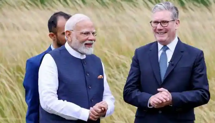 Prime Minister Keir Starmer arrived in Mumbai with a delegation that included CEOs and senior executives from top British companies, as well as representatives from major universities and institutions. He is joined by the UK Minister for Trade and Business, Peter Kyle, and Investment Minister Jason Stockwood.Prime Minister Keir Starmer arrived in Mumbai with a delegation that included CEOs and senior executives from top British companies, as well as representatives from major universities and institutions. He is joined by the UK Minister for Trade and Business, Peter Kyle, and Investment Minister Jason Stockwood.UK Prime Minister Keir Starmer arrived in Mumbai on Wednesday morning for his first official visit to India since taking office. The two-day trip, called a “trade mission” by British officials, focuses on boosting trade and strategic ties between the UK and India.Prime Minister Keir Starmer arrived in Mumbai with a delegation that included CEOs and senior executives from top British companies, as well as representatives from major universities and institutions. He is joined by the UK Minister for Trade and Business, Peter Kyle, and Investment Minister Jason Stockwood.