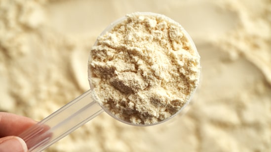 Protein powder can support muscle growth, weight management and improved recovery. Here are some of the top-rated 1kg protein powder packs that you can try. Fuel your fitness journey with the power-packed punch of a 1kg protein powder pack. It can be your perfect companion if you are serious about health and performance. From building muscle, shedding fat to staying energised, this supplement delivers a concentrated dose of high-quality protein and essential nutrients. Convenient, cost-effective, and easy to incorporate into your daily routine, the 1kg pack suits both beginners and seasoned athletes. With options like whey, plant-based, and casein, it caters to various dietary needs and goals. Blend it into smoothies, shakes, or post-workout drinks to support recovery and strength. It is a smart step toward a healthier, fitter you. So, check out the best 1kg protein powder pack and stay on top of your fitness game.