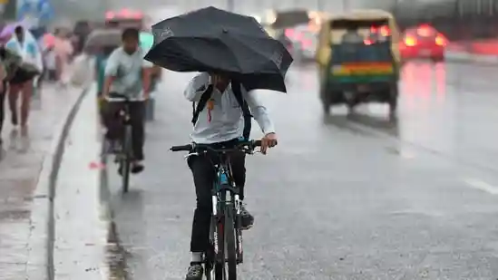 Rain, thunderstorm lash Delhi-NCR