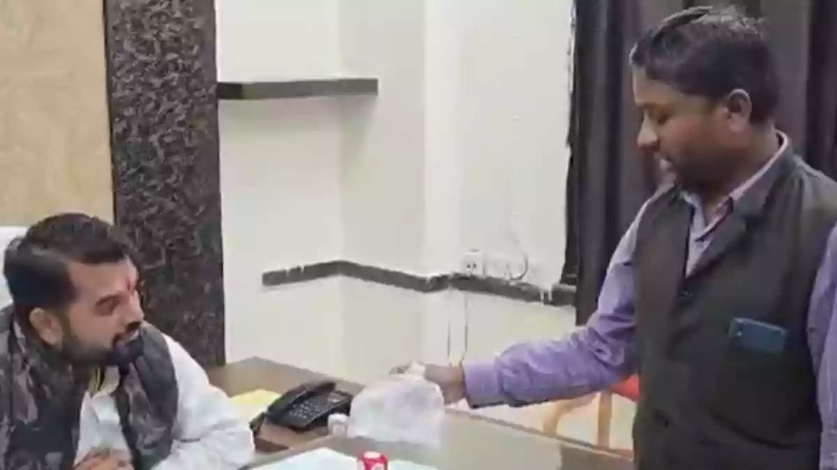 Raipur Man, After Recovery, Takes Dead ‘Dengue’ Mosquito To Municipality Office