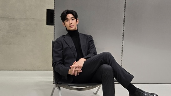 Read to know more about the highest-paid Korean actors of 2025. Whether it’s the explosive success of Squid Game or the slow-burn romance of Queen of Tears, K-dramas have carved out a massive global following. But while we binge these stories, the stars behind them are quietly making history with their earnings. According to Zee News, here’s a detailed look at eight of Korea’s top-paid actors and actresses in 2025, along with what they earn per episode.