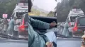 A video from Mussoorie has gone viral, showing a local man confronting tourists for throwing plastic waste on the scenic route. The incident took place on one