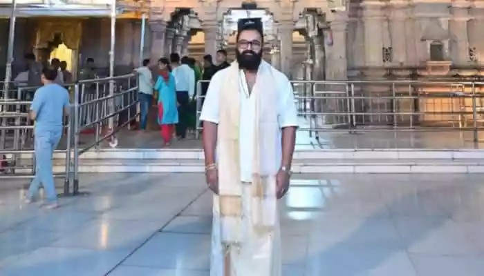 Rishab Shetty Offers Prayers At Kashi Vishwanath In Spiritual Gesture
