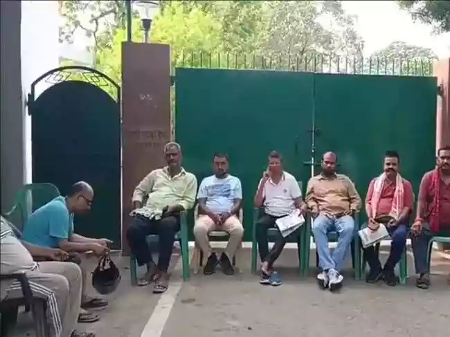 Rashtriya Janata Dal workers are guarding the residence of former Chief Minister Rabri Devi. This follows the withdrawal of her security cover and an eviction