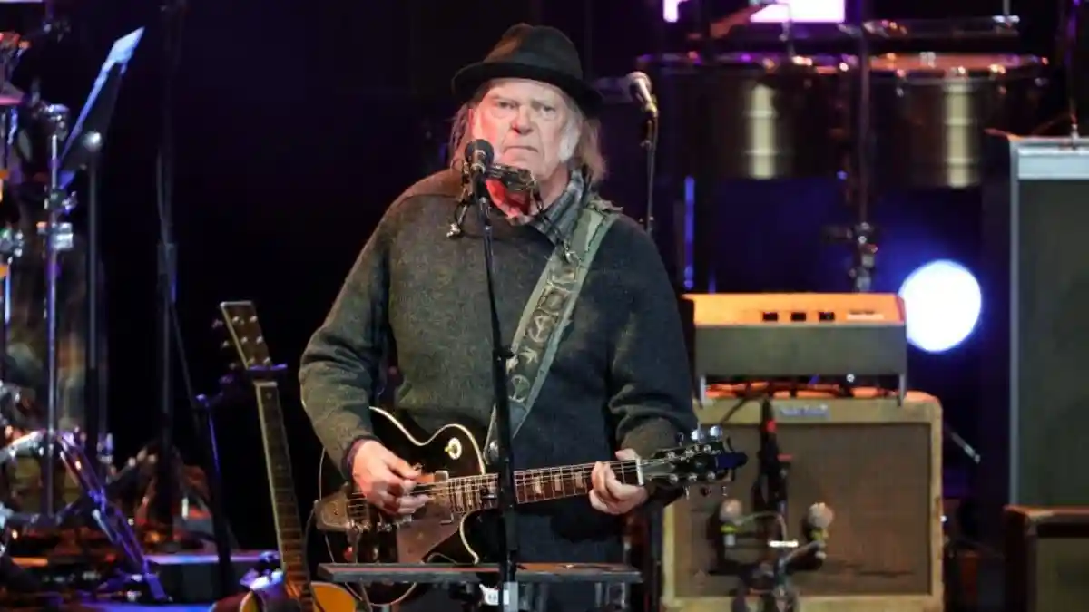 Veteran rocker Neil Young is giving the people of Greenland free access to his entire music catalogue. The musician announced the offer on his blog on Tuesday