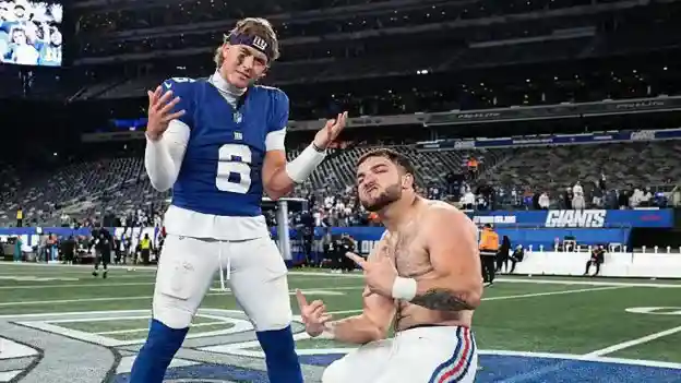 Rookies Jaxson Dart and Cam Skattebo helped the New York Giants to a 34-17 win over defending Super Bowl champions the Philadelphia Eagles.</b> Quarterback Dart, making only his third start after ousting veteran Russell Wilson from the side, threw for one touchdown and ran for another, while running back Skattebo scored three touchdowns at MetLife Stadium in New Jersey.Rookies Jaxson Dart and Cam Skattebo helped the New York Giants to a 34-17 win over defending Super Bowl champions the Philadelphia Eagles.</b>Quarterback Dart, making only his third start after ousting veteran Russell Wilson from the side, threw for one touchdown and ran for another, while running back Skattebo scored three touchdowns at MetLife Stadium in New Jersey.After winning their first four games of the season, it is the first time since 2023 that the Eagles have suffered back-to-back losses, following last week's capitulation at the hands of the Denver Broncos.It is the first time since 1998 that the Giants have beaten defending Super Bowl champions.