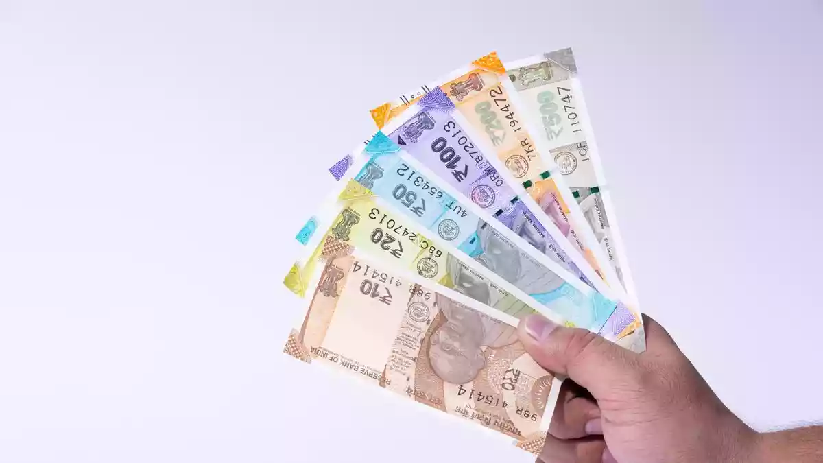 Rupee recovers from lowest level