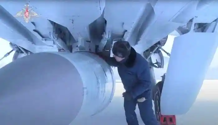 Rushed from Mig-31 jets, Kinzhal missiles strike with hypersonic speed, defying defenses and striking fear across Ukraine. <strong>Kyiv (Ukraine):</strong> Russia's Kinzhal missile has emerged as one of the most formidable weapons in the Ukraine war. Launched from MiG-31 fighter jets, the missile travels at hypersonic speeds and makes it extremely difficult to track.