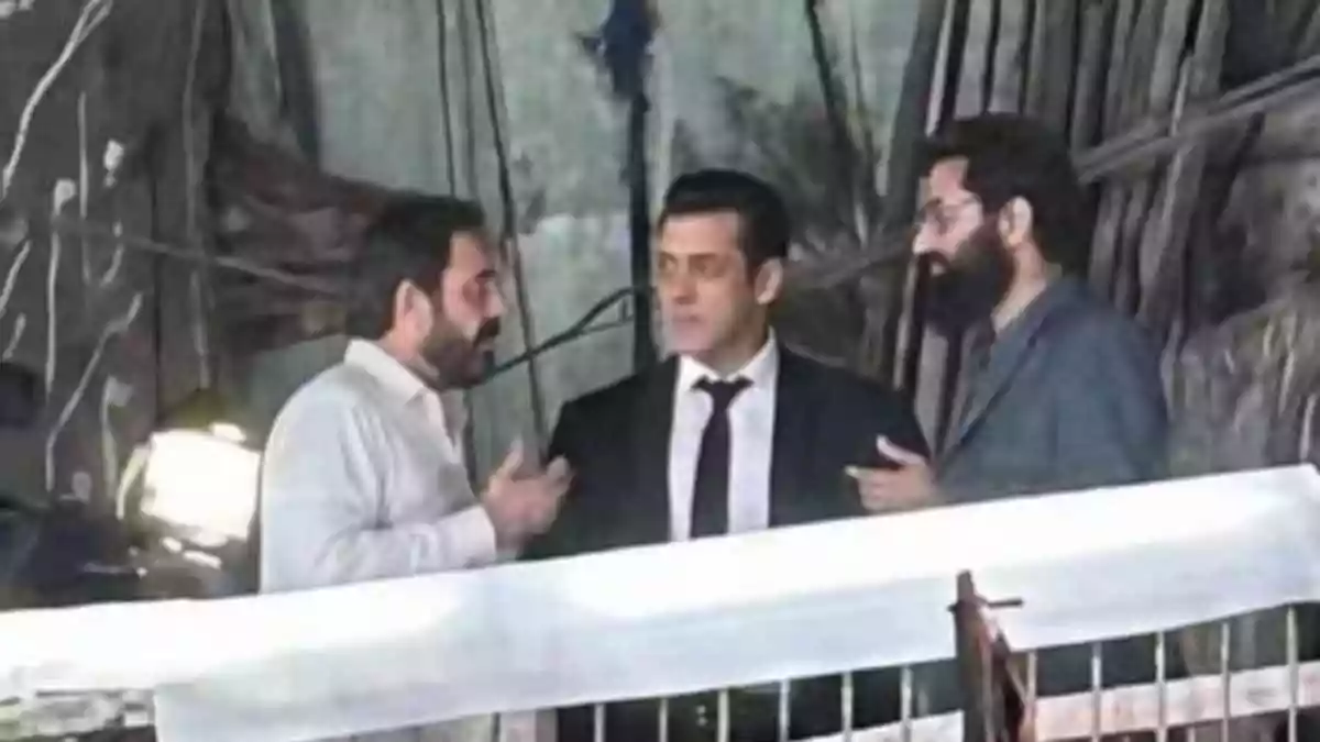 Looks like Salman Khan will be making a special appearance in Ranveer Singh's Dhurandhar 2. Recently, a photo of the Bollywood superstar surfaced on social