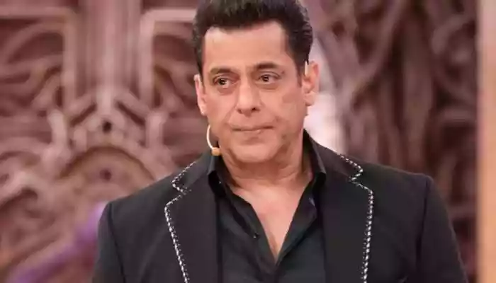 Salman Khan Moved To Tears As He Remembers Dharmendra On Bigg Boss 19 Finale