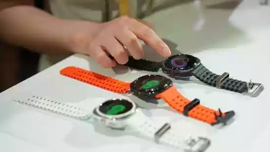 Samsung is preparing to expand the role of its smartwatches from fitness tracking to advanced health monitoring. The company has recently revealed that upcoming Galaxy Watch models will be able to identify Left Ventricular Systolic Dysfunction (LVSD), a condition that often precedes heart failure and affects roughly half of all patients who later develop the condition.Samsung is preparing to expand the role of its smartwatches from fitness tracking to advanced health monitoring. The company has recently revealed that upcoming Galaxy Watch models will be able to identify Left Ventricular Systolic Dysfunction (LVSD), a condition that often precedes heart failure and affects roughly half of all patients who later develop the condition.LVSD occurs when the heart's left ventricle cannot contract efficiently, which leads to reduced blood circulation and fluid buildup. Detecting it early typically requires a hospital-grade ECG, and without timely intervention, the risk of hospitalization or death rises. Samsung aims to make early detection accessible through its wearable devices.