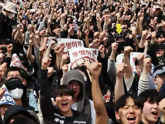 and its South Korean labour union began another round of government-mediated talks on Tuesday to break an impasse in negotiations over pay and bonuses and