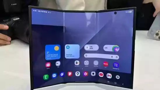 SEOUL—The U.S. will soon get its first mass-market smartphone that folds not just once, but twice. Samsung Electronics' Galaxy Z TriFold is expected to