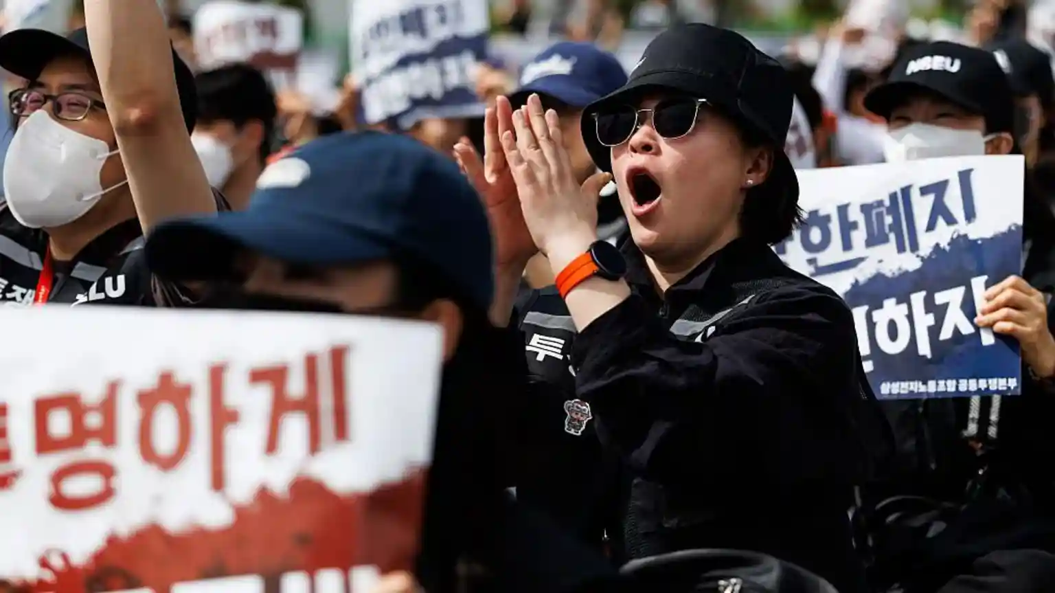 The largest union at Samsung Electronics has suspended a planned strike after reaching a last-minute tentative pay agreement with the South Korean technology