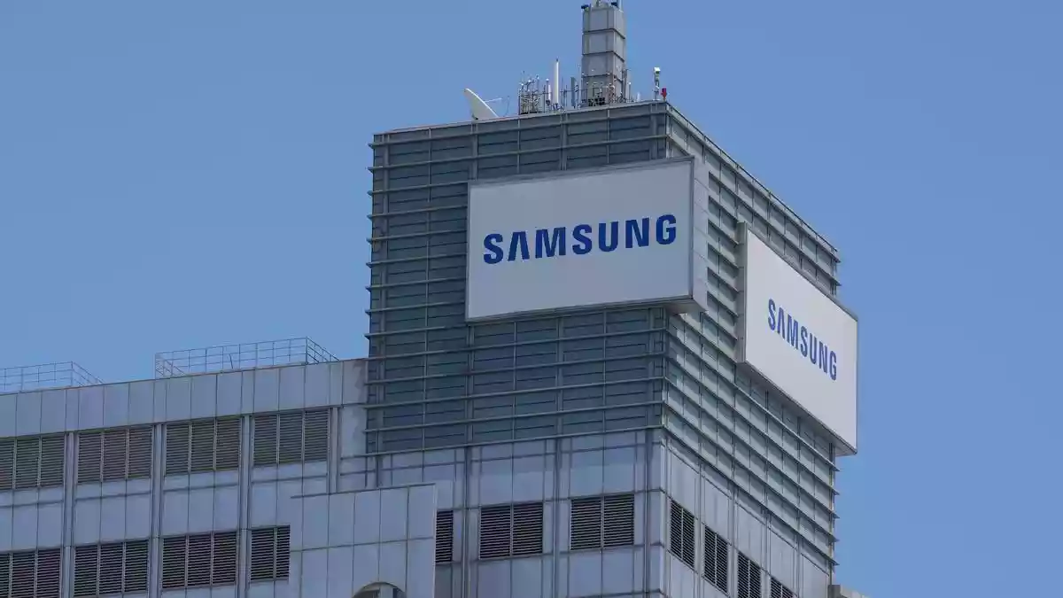 Samsung Electronics union members on Wednesday approved a deal with management securing massive annual bonuses, averting a major strike as the South Korean