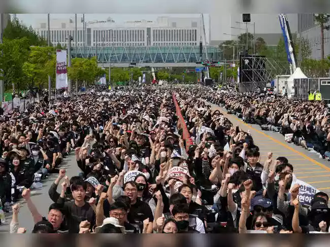 Thousands of workers rallied Thursday at its computer chip complex in Pyeongtaek, South Korea, demanding higher bonuses and threatening to strike as booming
