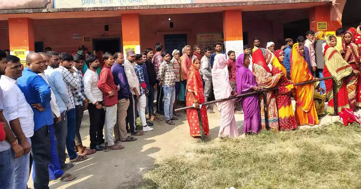 The Supreme Court on Monday issued notices seeking the responses of the Election Commission and the Union government on a public interest litigation petition